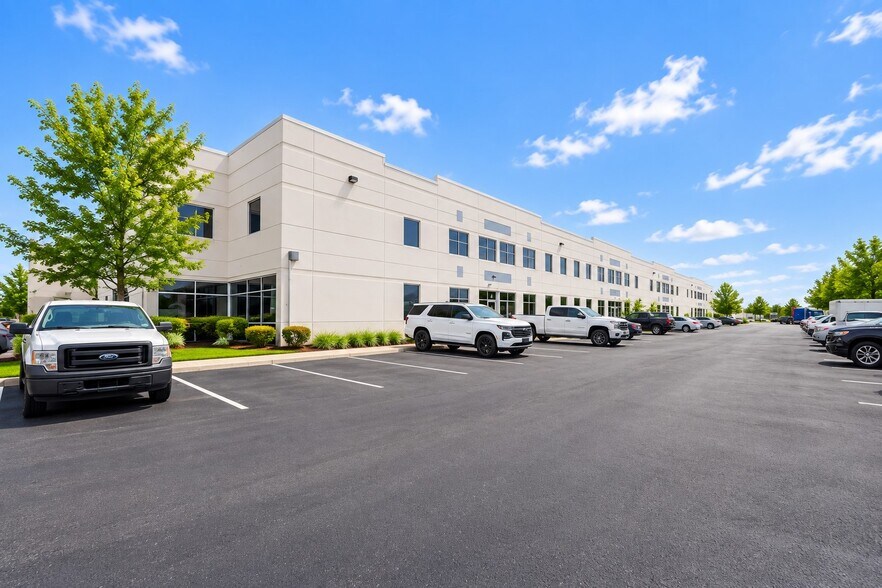 More Photos Of 475 Quadrangle Dr, Bolingbrook Warehouse For Lease