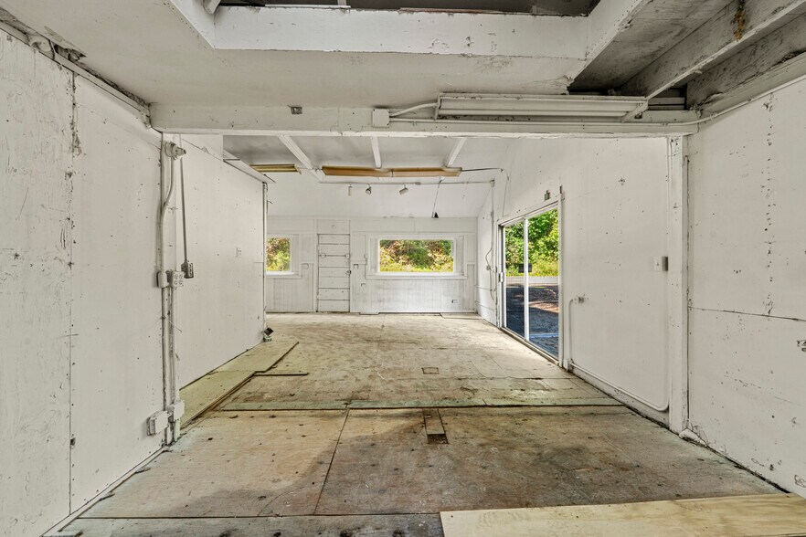 More Photos Of 10991 River Rd, Forestville Flex For Sale