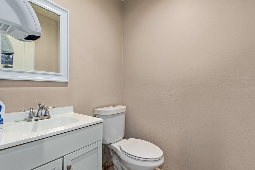 More Photos Of 4250 N 19th Ave, Phoenix Medical For Sale