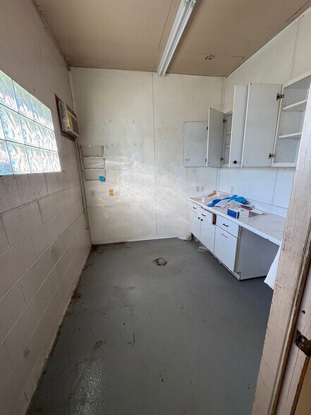 More Photos Of 810 Deal St, Highland Industrial For Sale