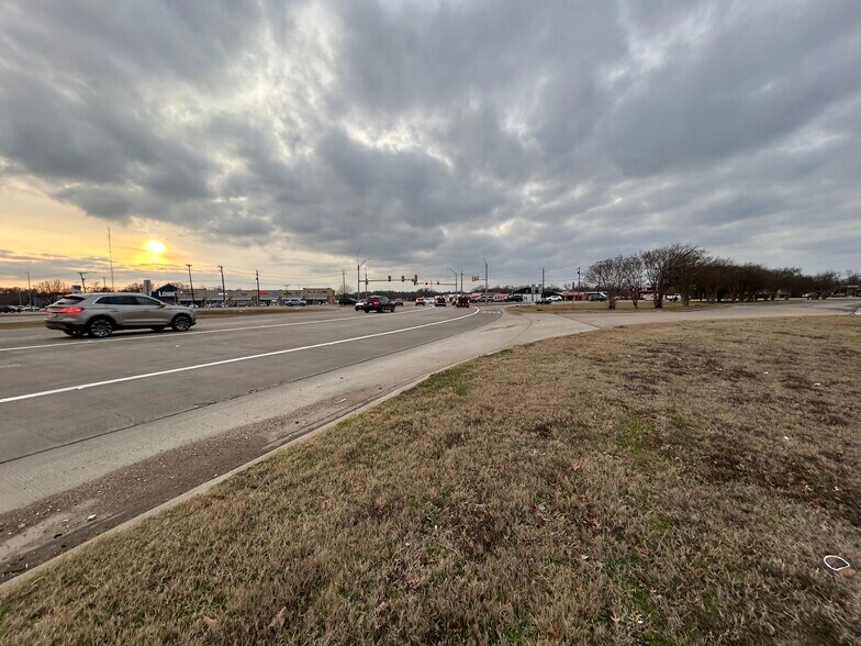 More Photos Of 1610 Posey Ln, Sulphur Springs Office For Sale