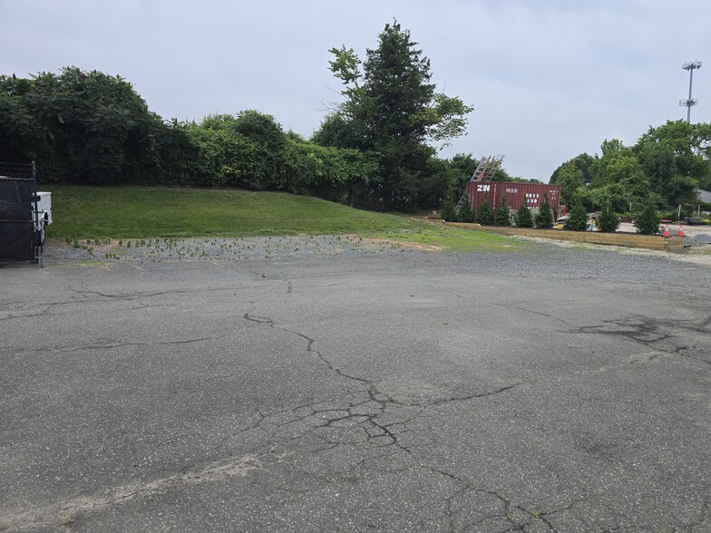 More Photos Of 6109 Brookshire Blvd, Charlotte Flex For Lease
