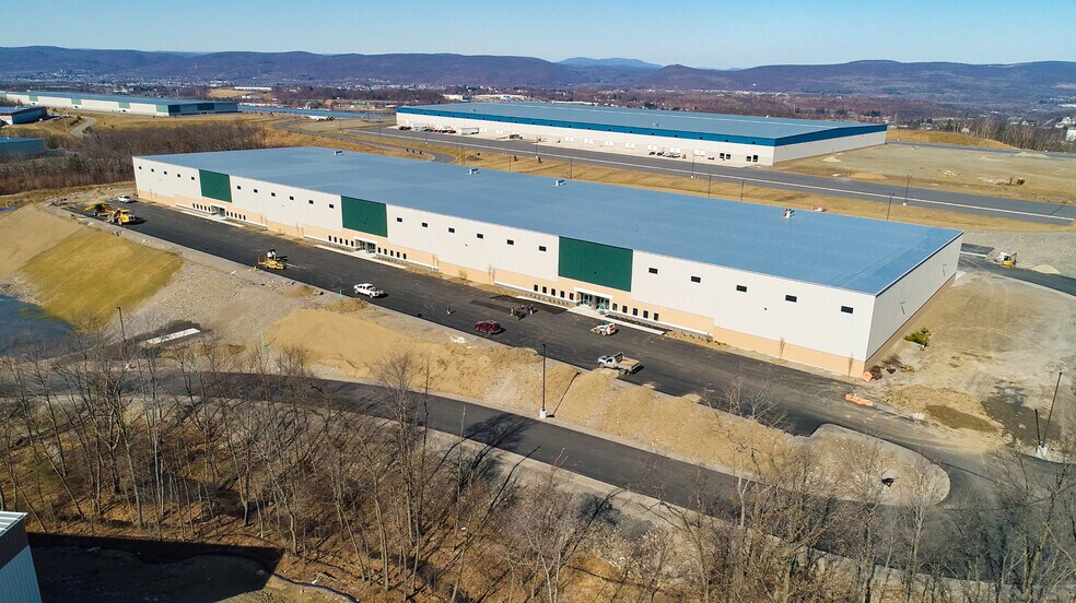 More Photos Of 438-442 Research Dr, Pittston Distribution For Lease