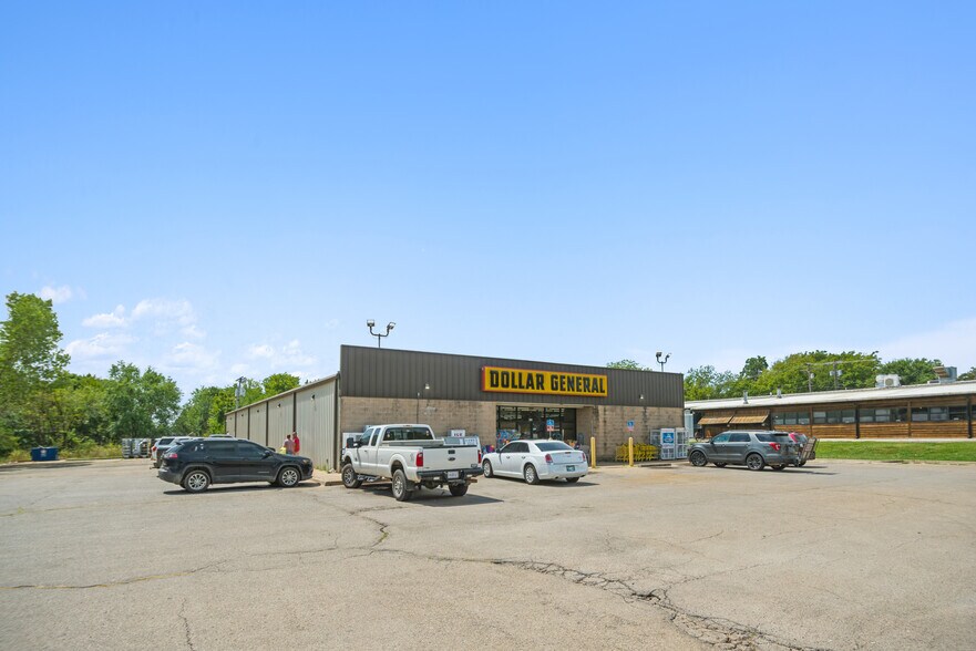 Primary Photo Of 209 W Chicago Ave, Yale Freestanding For Sale