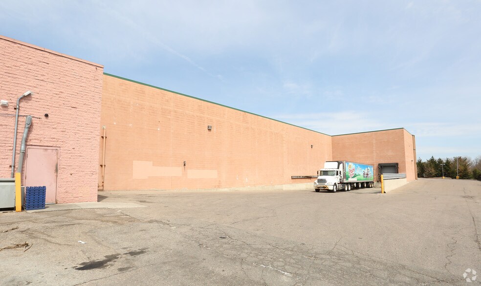 More Photos Of 37083-37399 6 Mile Rd, Livonia Unknown For Lease