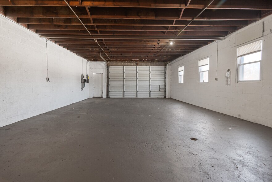 More Photos Of 10118 Eagle St, Dearborn Industrial For Sale