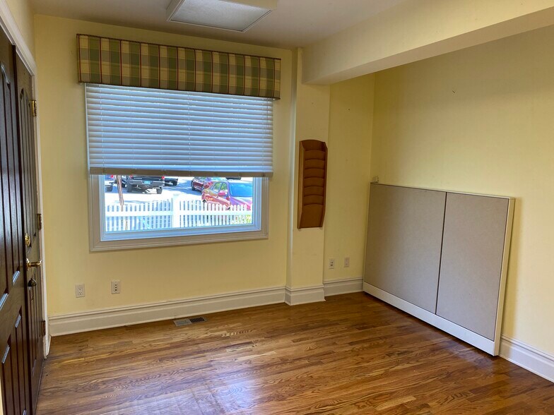 More Photos Of 12 Little Neck Rd, Centerport Storefront Retail Office For Lease