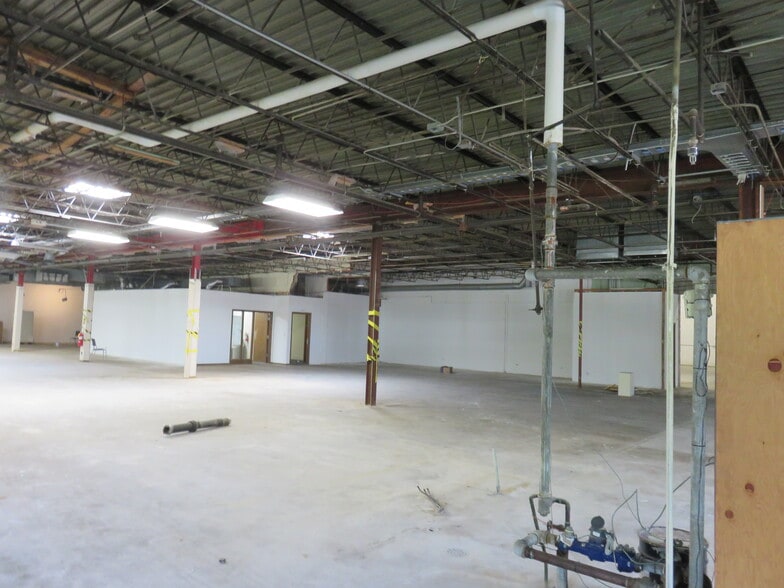 More Photos Of 800 E 10th St E, Hastings Manufacturing For Sale