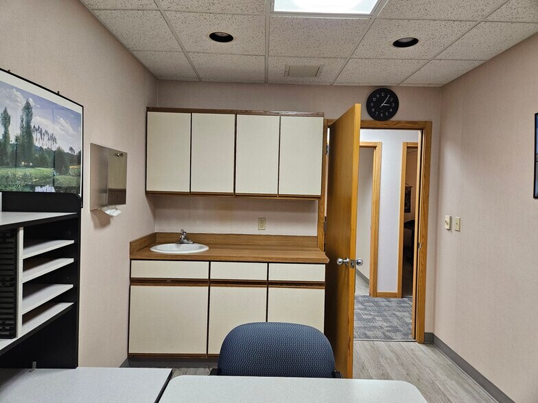 More Photos Of 4705 Towne Centre, Saginaw Medical For Sale