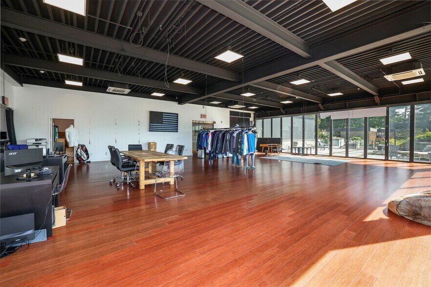 More Photos Of 168 Saw Mill River Rd, Hawthorne Distribution For Lease