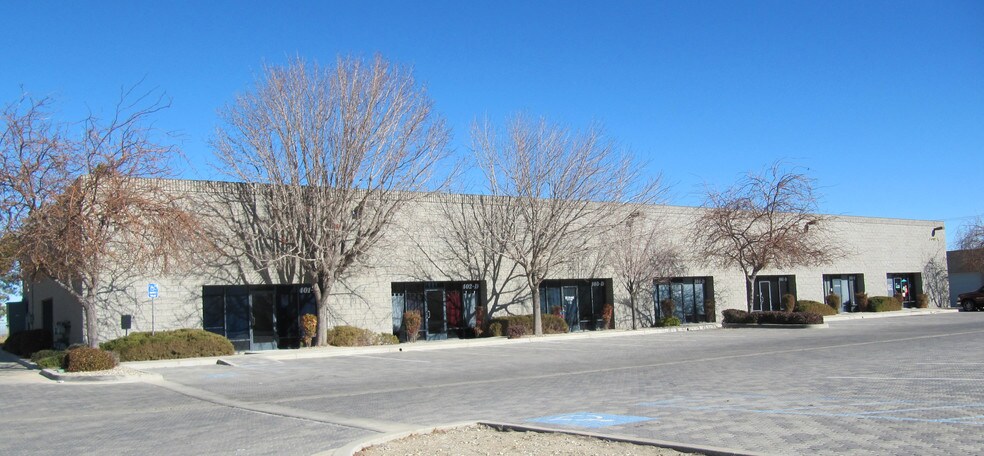 More Photos Of 38917 20th St E, Palmdale Showroom For Lease