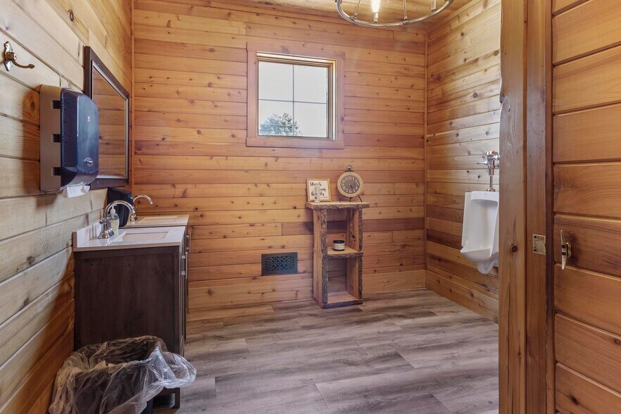 More Photos Of 109 E B St, Cedar Creek Freestanding For Sale