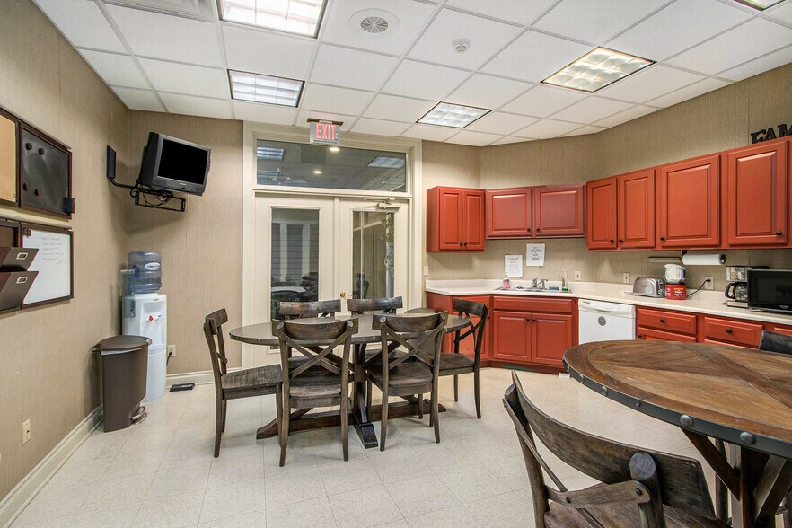 More Photos Of 7950 Moorsbridge Rd, Portage Office For Lease