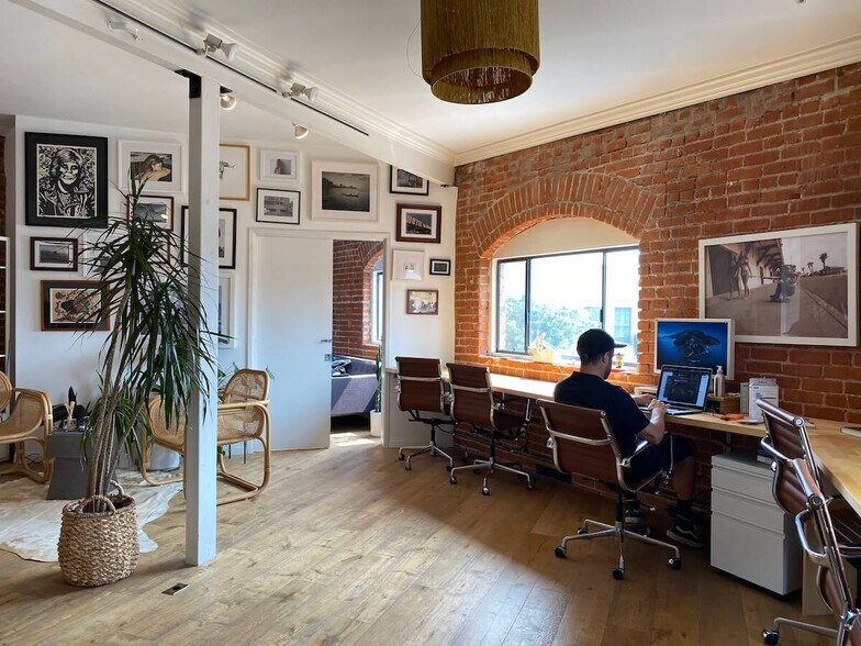 More Photos Of 826 Hampton Dr, Venice Office For Lease