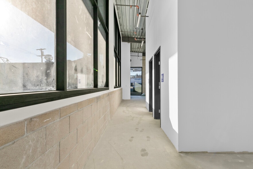 More Photos Of 4410 W Victory Blvd, Burbank General Retail For Lease