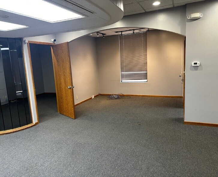 More Photos Of 7950 E Acoma Dr, Scottsdale Research And Development For Lease