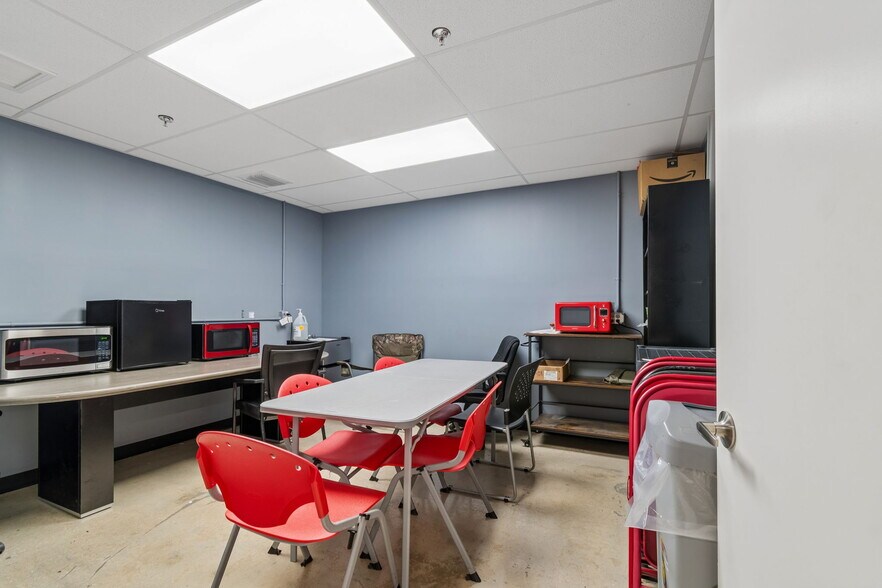 More Photos Of 1760-1770 Calumet St, Clearwater Warehouse For Lease