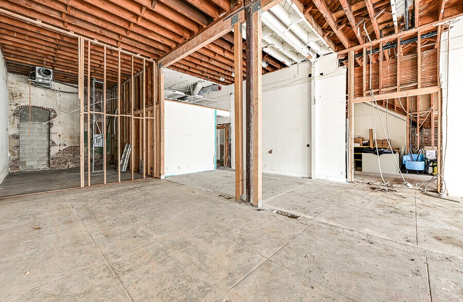 More Photos Of 4905-4913 Clinton St, Los Angeles Apartments For Lease