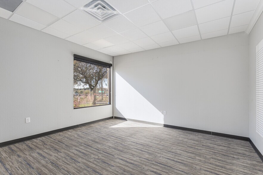 More Photos Of 595-605 E US Highway 80 E, Sunnyvale Research And Development For Lease