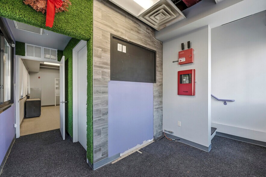 More Photos Of 104 Harbor Rd, Port Washington Office For Sale