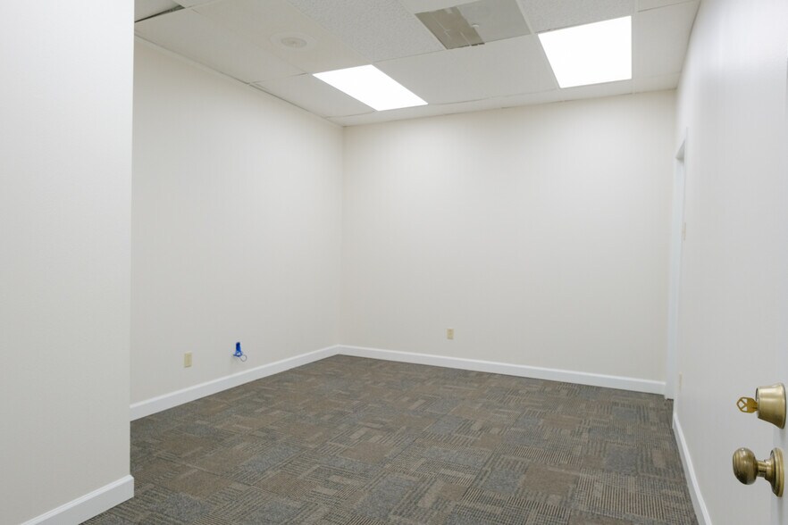 More Photos Of 110 Lincoln Ave, College Station Office For Lease