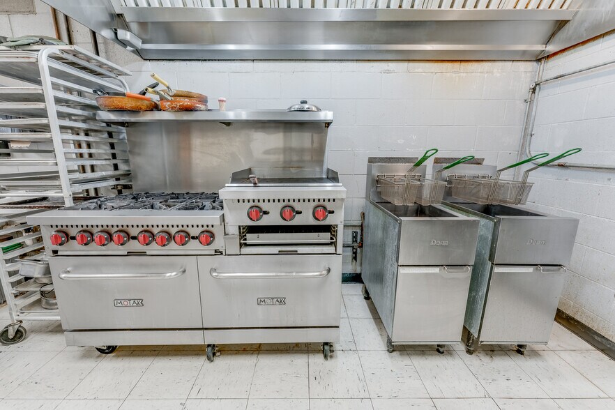 More Photos Of 154 Bridge St, Junior Restaurant For Sale