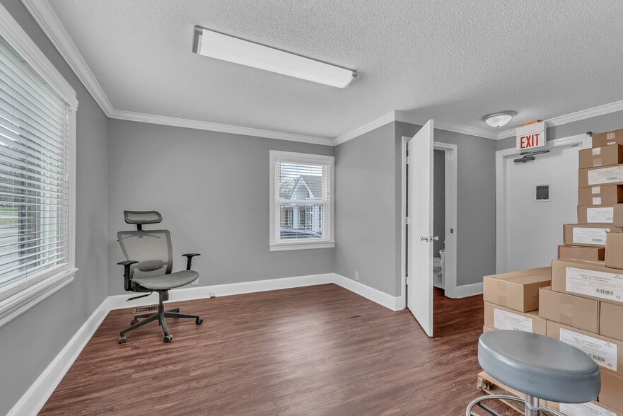 More Photos Of 1758 Memorial Dr, Clarksville Medical For Lease