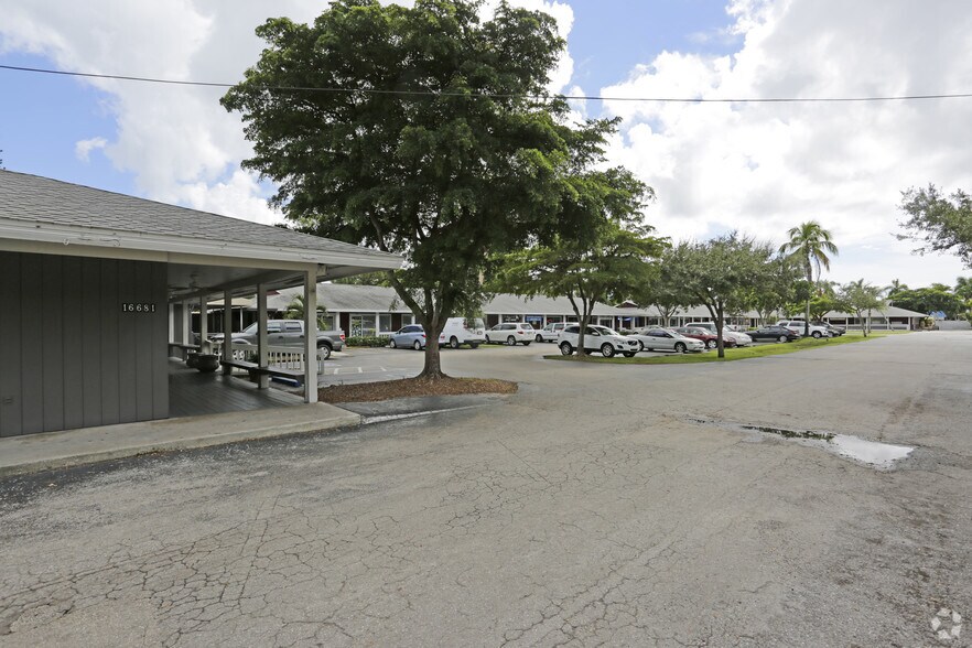 More Photos Of 16681 Mcgregor Blvd, Fort Myers Unknown For Lease