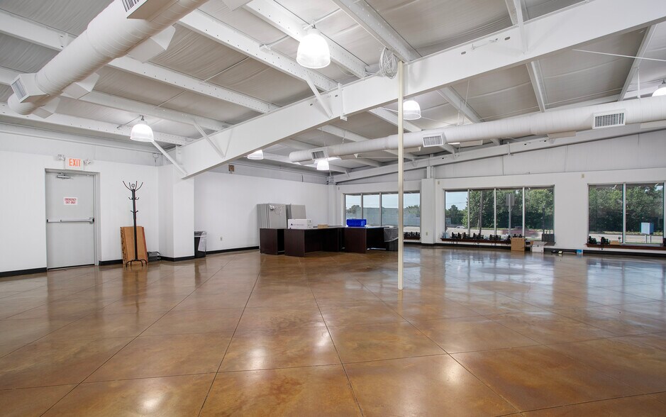 More Photos Of 4285 Hwy 31 W, Tyler Showroom For Lease
