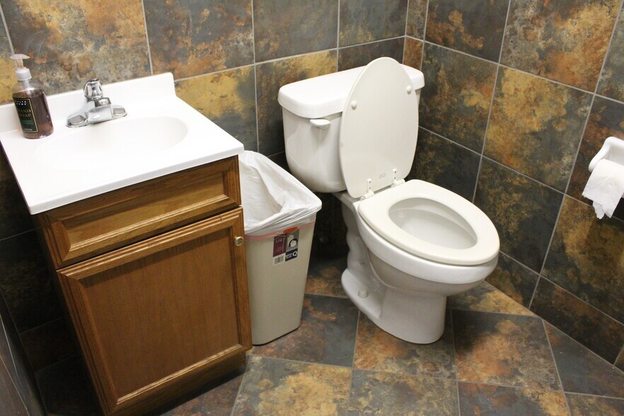 More Photos Of 541 W 90th St, Bloomington Showroom For Sale