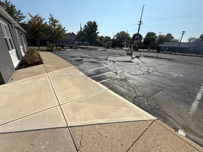 More Photos Of 522 W 8th St, Anderson Office For Lease