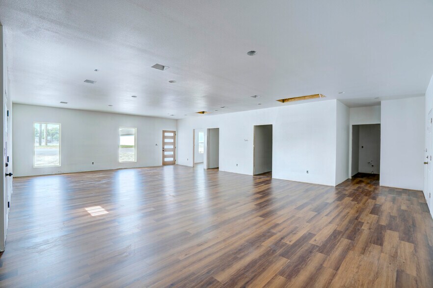 More Photos Of 4700 Barbara Rd, River Oaks Office For Sale