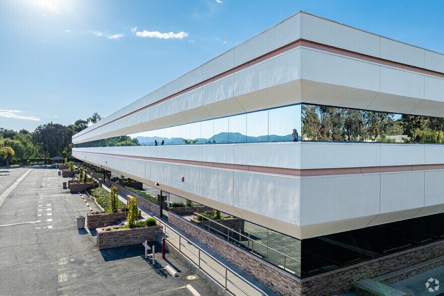 More Photos Of 5701 Lindero Canyon Rd, Westlake Village Research And Development For Lease