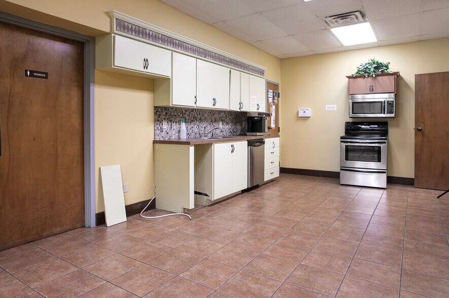 More Photos Of 9846 State Highway 31 E, Tyler Medical For Sale