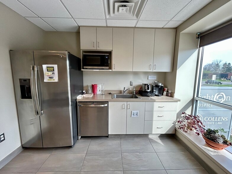 More Photos Of 26075 Woodward Ave, Huntington Woods Office For Lease