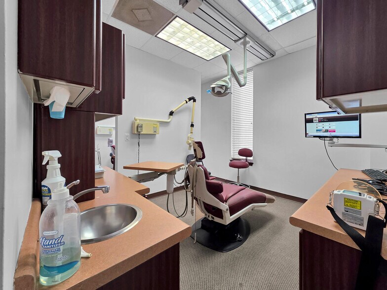 More Photos Of 6429 Fairmont Pky, Pasadena Office For Sale