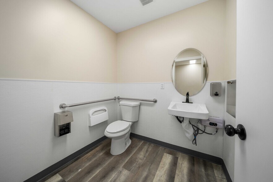 More Photos Of 465 E Palmdale Blvd, Palmdale Loft Creative Space For Lease