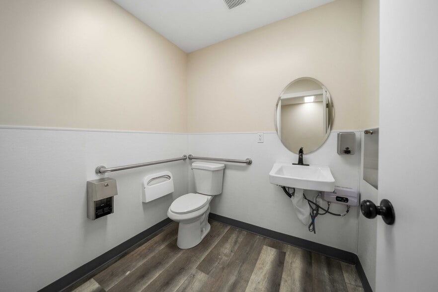 More Photos Of 465 E Palmdale Blvd, Palmdale Loft Creative Space For Lease