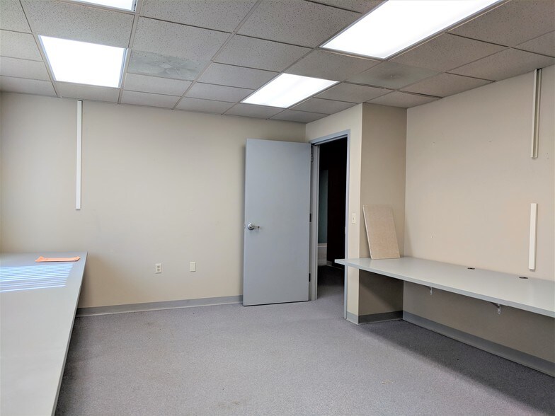More Photos Of 901 W Main St, El Paso Office For Sale