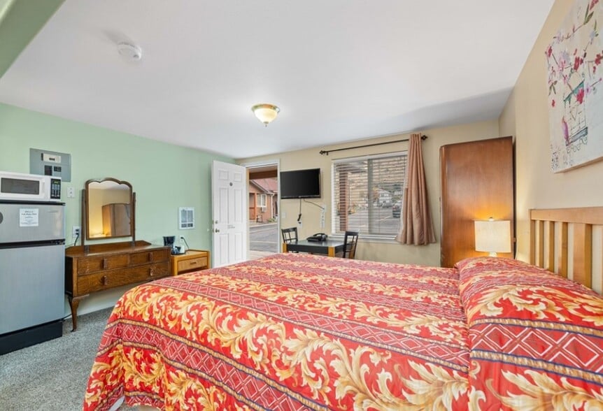 More Photos Of 2044 W Woodin Ave, Chelan Hotel For Sale