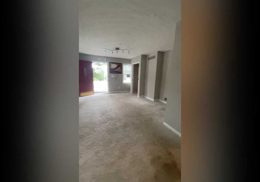 More Photos Of 5730 Biscayne dr, Alexandria Office For Sale