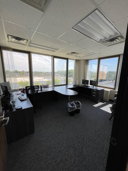 More Photos Of 125 Wolf Rd, Albany Medical For Lease