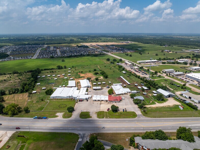 More Photos Of 600 W US Highway 290, Elgin Veterinarian Kennel For Sale