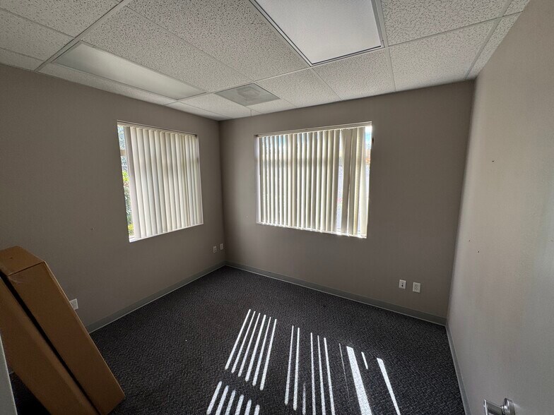 More Photos Of 2720 Commercial St, Salem Office For Sale