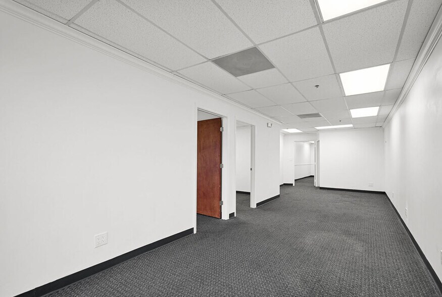 More Photos Of 2691 E Oakland Park Blvd, Fort Lauderdale Office Residential For Lease
