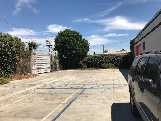 More Photos Of 200 E 58th St, Los Angeles Light Manufacturing For Sale