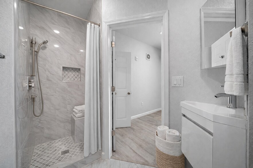 More Photos Of 715 28th St, Galveston Multifamily For Sale