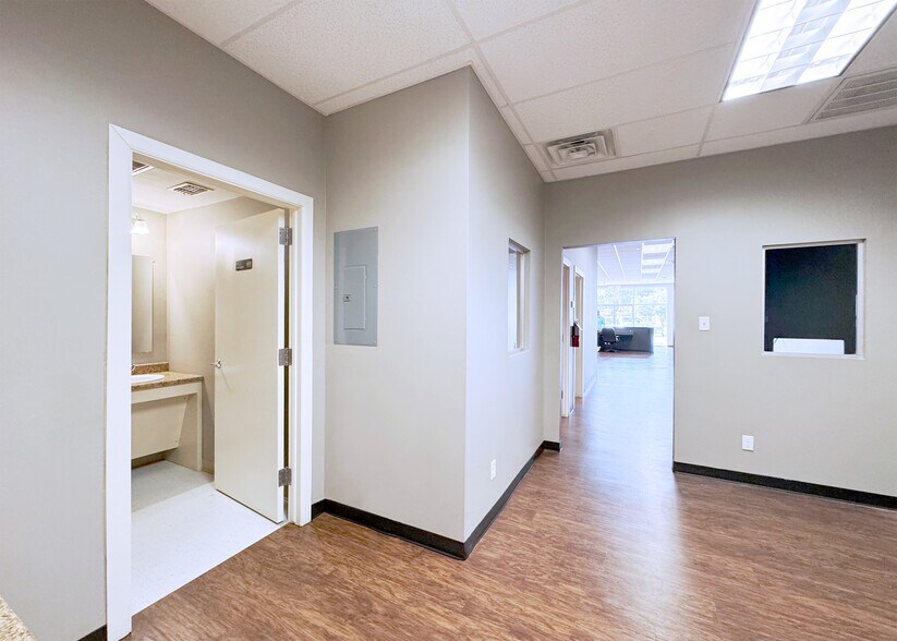 More Photos Of 1920 San Bernardo Ave, Laredo General Retail For Sale