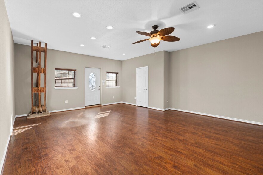 More Photos Of 1618 Callaway Dr, Alvin Warehouse For Lease