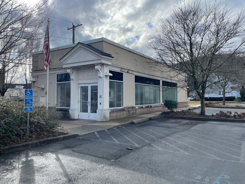 More Photos Of 176 Amity Rd, Woodbridge Bank For Lease